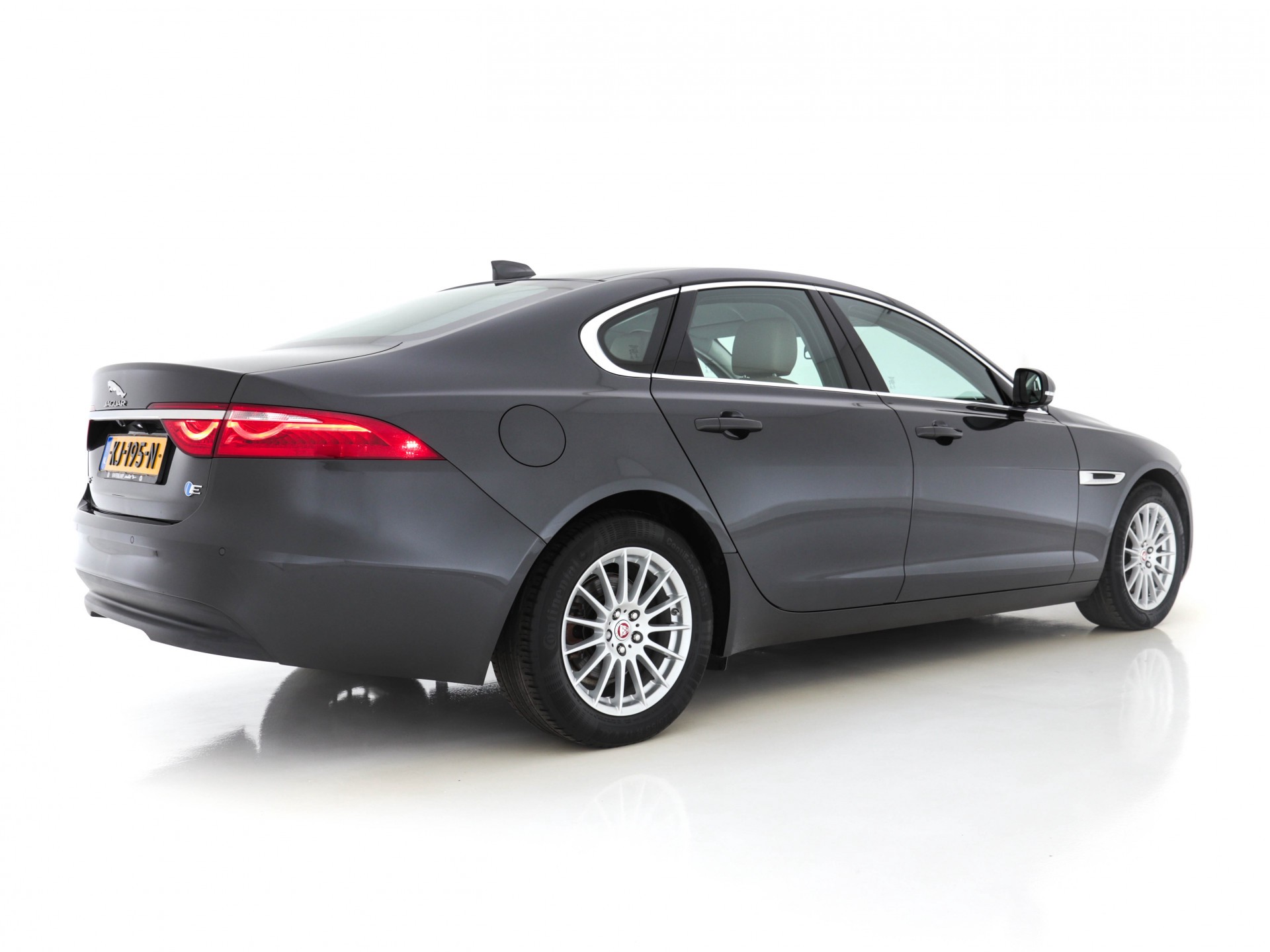 Jaguar XF 2.0D Portfolio Premium-Business-Pack Aut *LEATHER | BI-XENON | NAVI-FULLMAP | KEYLESS | MERIDIAN-SURROUND | SHIFT-PADDLES |  LANE-ASSIST | CRUISE | CAMERA | HEATED/COOLED-COMFORTSEATS | 17"ALU*