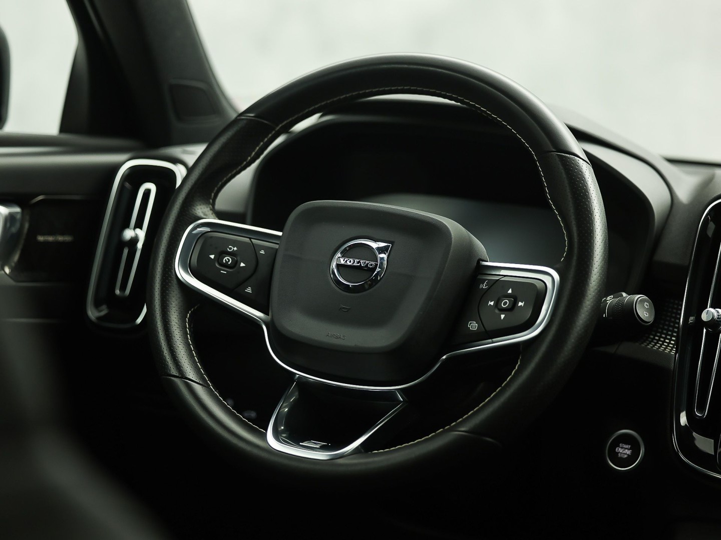 Volvo XC40 1.5 T5 Twin Engine R-Design 252Pk Automaat (PANORAMADAK, GROOT NAVI, CAMERA, HARMAN/KARDON, SPORTSTOELEN, LEDER/ALCANTARA, ELEK ACHTERKLEP, NIEUWE APK,  NIEUWSTAAT)