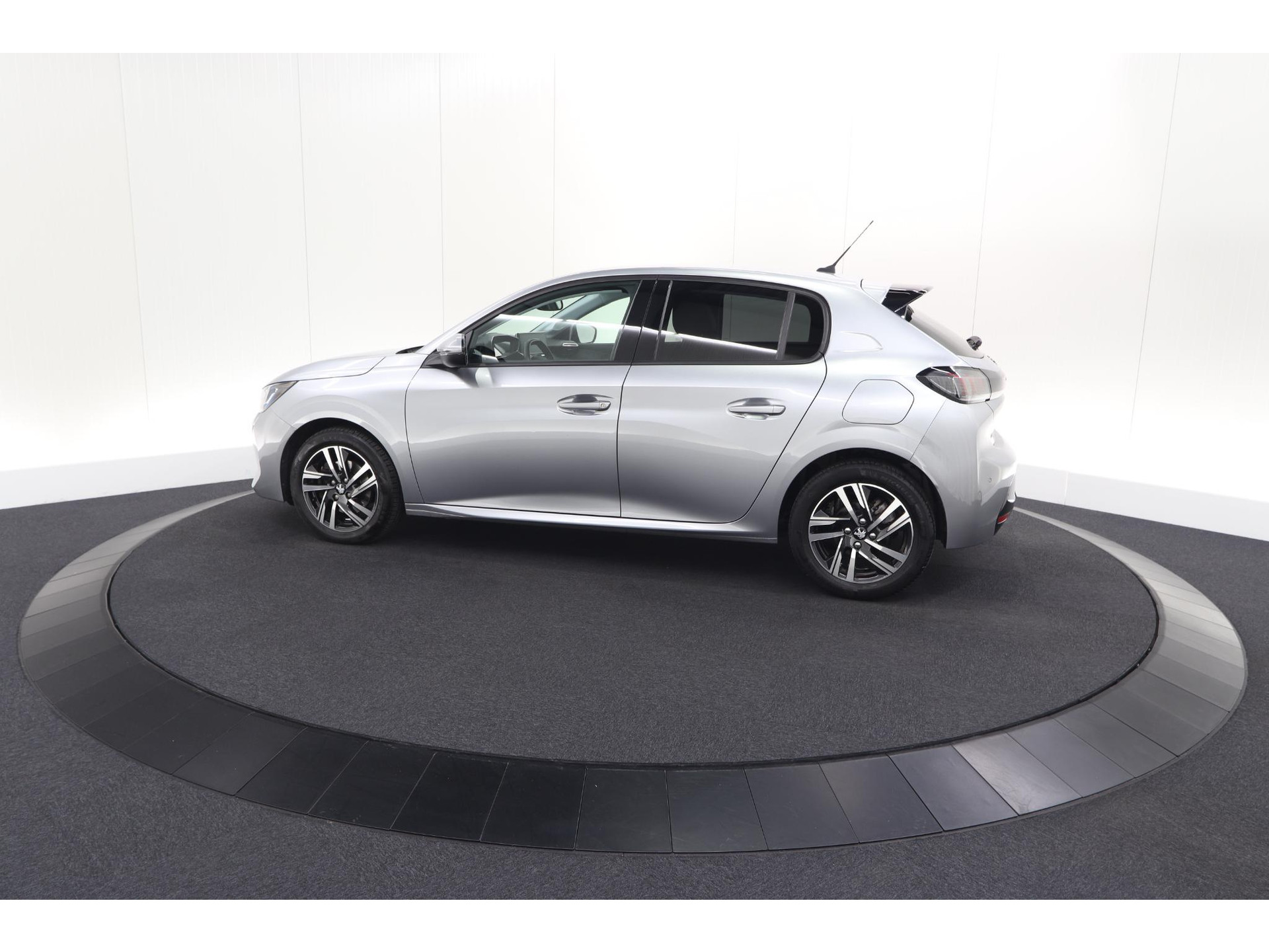 Peugeot 208 PureTech 100 EAT8 Allure | Adaptieve Cruise control |  Camera | Parkeersensoren voor + achter | Navigatie | Apple Carplay