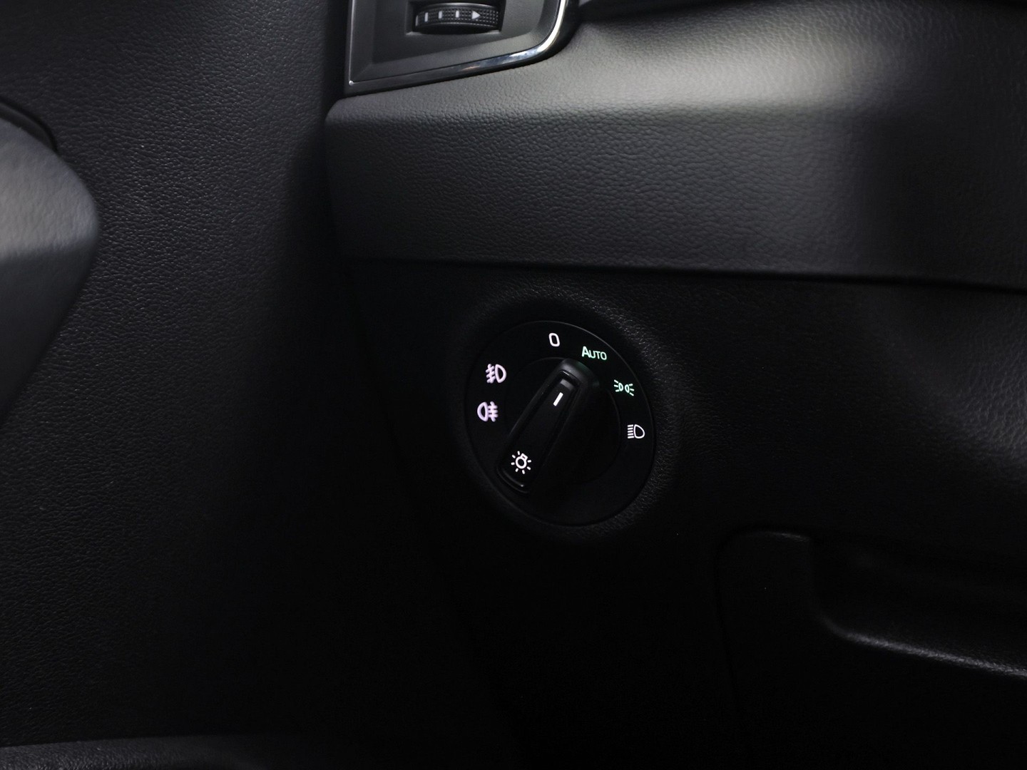 Škoda Karoq 1.5 TSI ACT Sport 150Pk (APPLE CARPLAY, CLIMATE, STOELVERWARMING, GETINT GLAS, SPORTSTOELEN, PARKEERSENSOREN, CRUISE, NIEUWSTAAT)