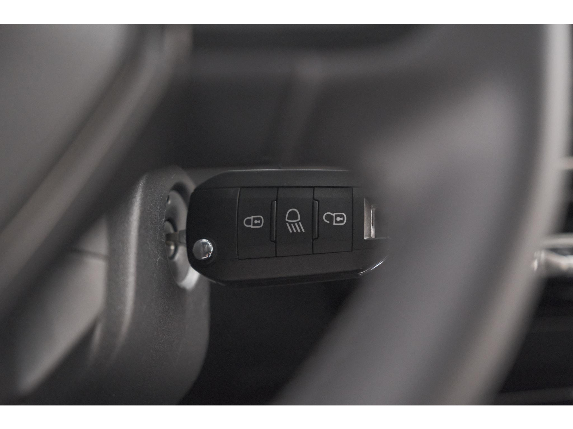 Peugeot 208 1.2 Hybrid 110 e-DCS6 Allure | Apple Carplay | Parkeersensoren Voor + Achter | Climate Control
