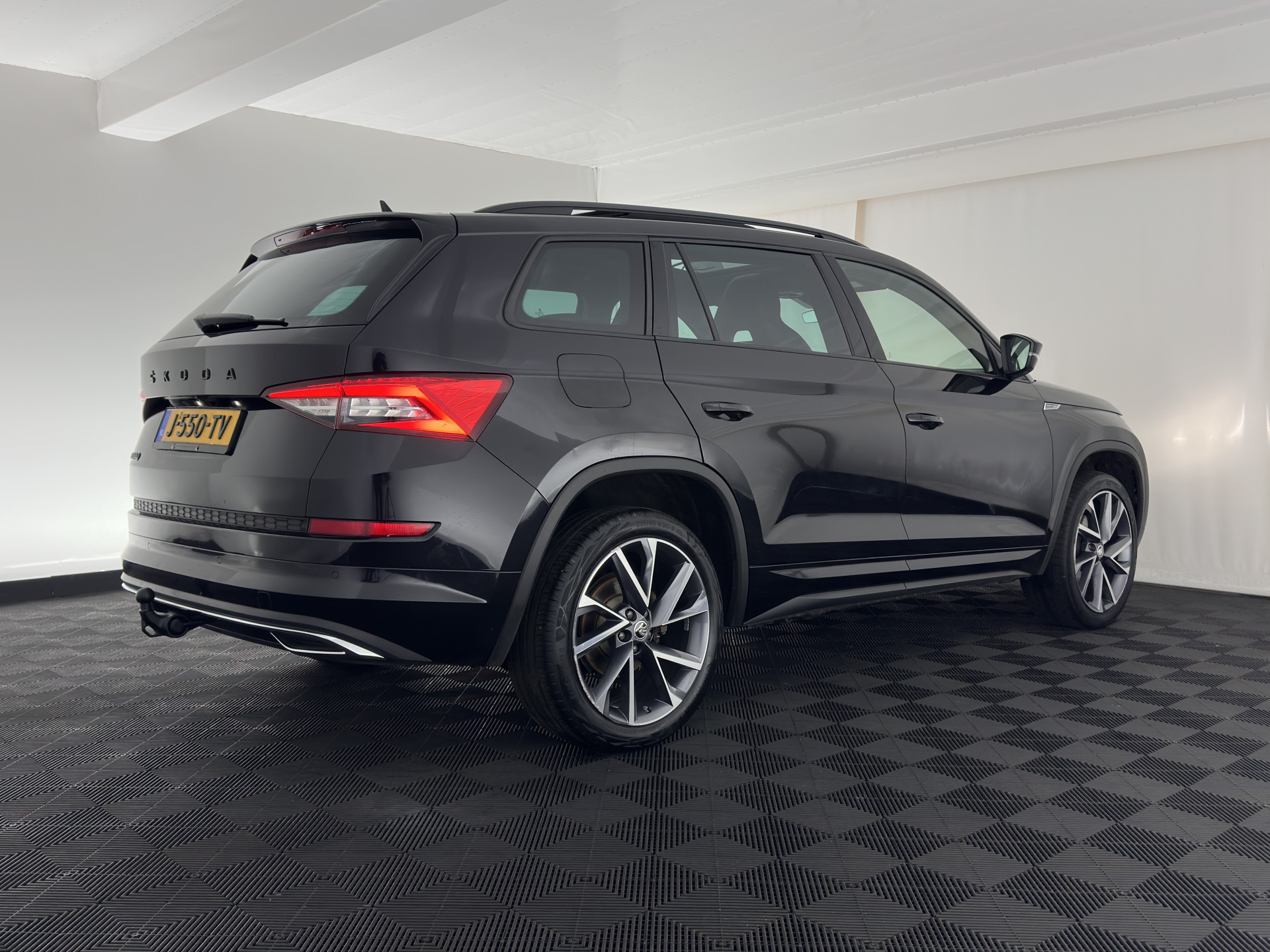 ŠKODA Kodiaq 1.5TSI Sportline (INCL-BTW) Aut. *PANO | 20" ALU | TOW BAR | LEATHER-MICROFIBRE | FULL-LED | MEMORY-PACK | SPORTSEATS | SHIFT-PADDLES | ADAPTIVE-CRUISE | DIGI-COCKPIT | NAVI-FULLMAP | CANTON-AUDIO | DAB | AMB