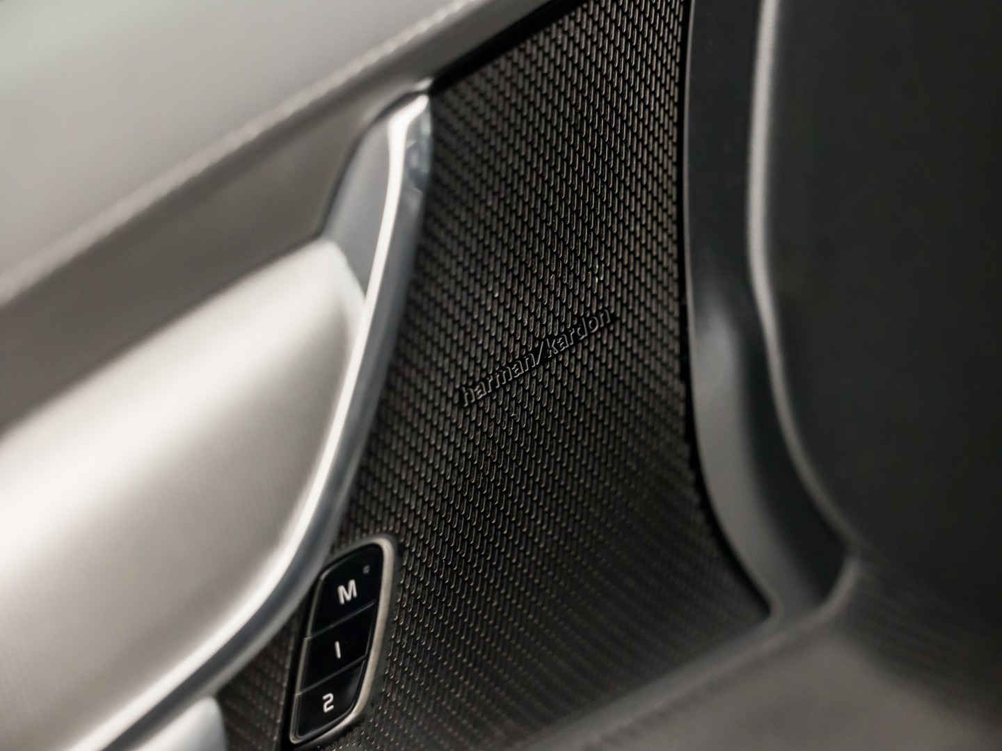 Volvo V90 2.0 T6 Plug-in hybrid AWD Ultimate Dark 350Pk Automaat (PANORAMADAK, HARMAN/KARDON, LUCHTVERING, MEMORY SEATS, 360 CAMERA, HEAD-UP DISPLAY, STUUR/STOELVERWARMING, ZWART HEMEL, NIEUWSTAAT)