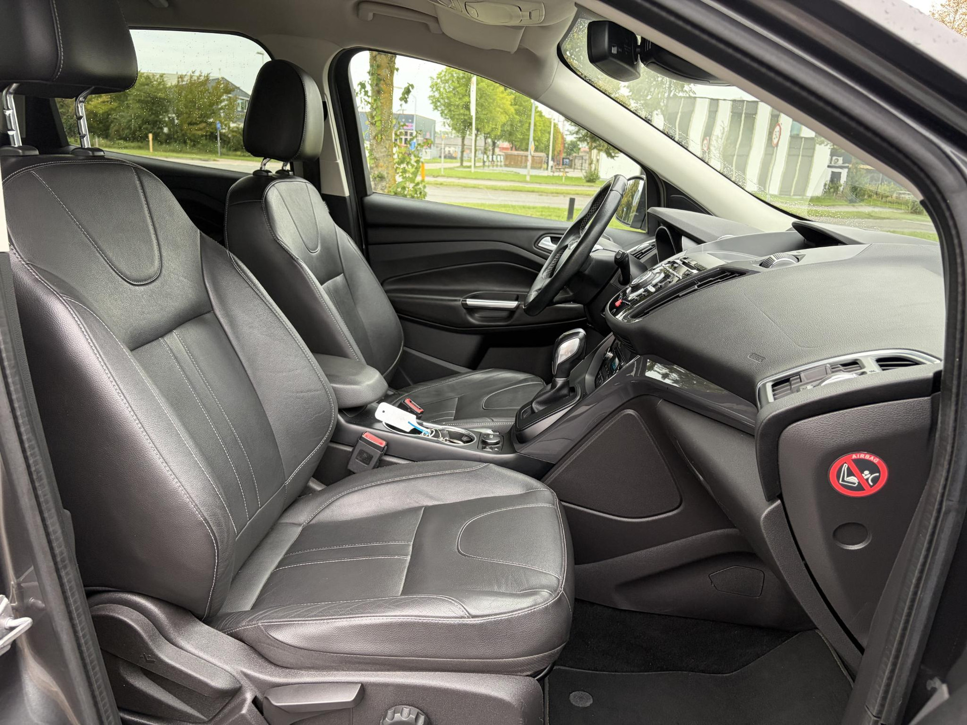 Ford Kuga 1.5 Titanium Plus 4WD ✓2e Eigenaar✓Camera✓183pk✓Trekhaak✓Leder✓Stoelverw✓Navi✓Clima✓Cruise✓Pdc V+A✓Elekt Stoelen✓Dodehoeksensor✓Net beurt gehad✓19''Lm velgen✓N.A.P✓Apk tot 08-2027