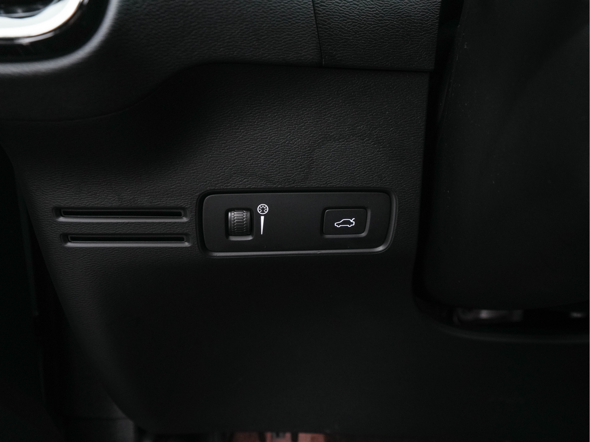 Volvo XC40 Recharge P8 AWD R-Design [ 3-Fase-11kW ] {SOH-89%} (INCL-BTW) *PANO | LEATHER-MICROFIBRE | DIGI-COCKPIT | FULL-LED | NAVI-FULLMAP | ECC | CARPLAY | PDC | KEYLESS | HEATED-SPORTSEATS | BLIS | PRIVACY-GLASS | 20"ALU*