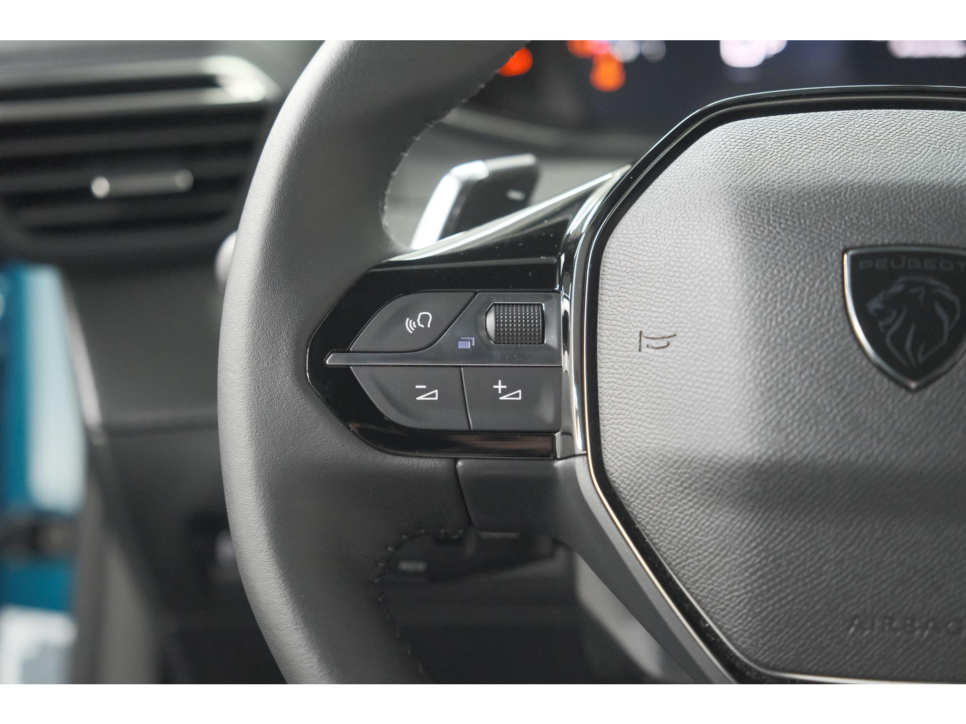 Peugeot 2008 1.2 Hybrid 145 Allure | 360 Camera | Adaptieve Cruise Control | Dodehoekdetectie