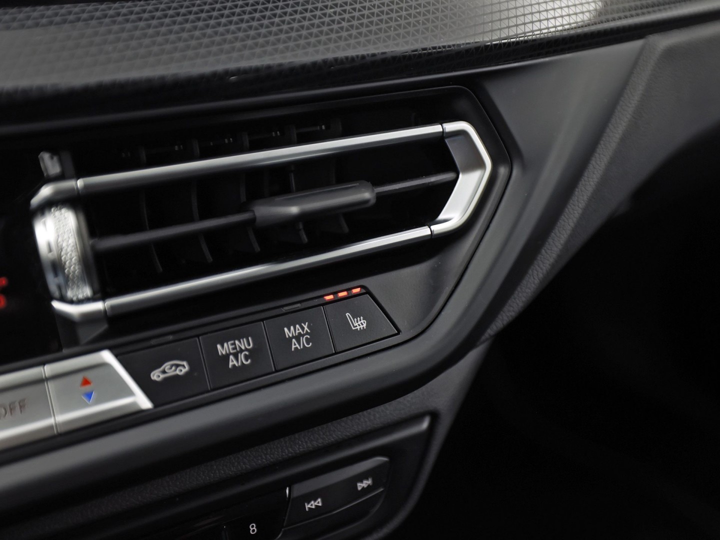 BMW 1 Serie 118i Sport Automaat (APPLE CARPLAY, DEALER ONDERHOUDEN, GROOT NAVI, CAMERA, STUUR/STOELVERWARMING, SPORTSTOELEN, TREKHAAK, GETINT GLAS, ELEK ACHTERKLEP, NIEUWSTAAT)