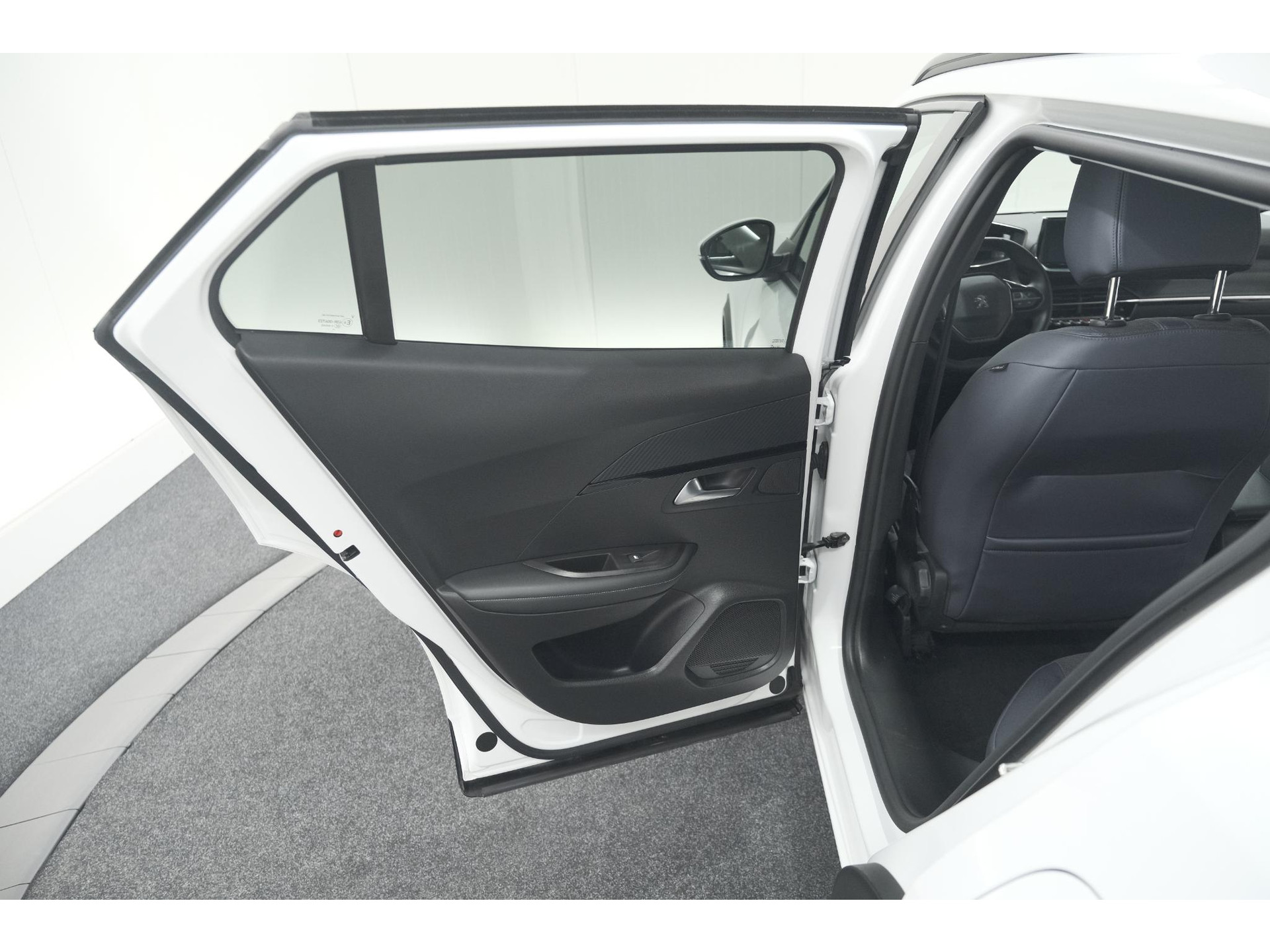Peugeot 2008 PureTech 130 Allure | Trekhaak | Camera | Navigatie | Parkeersensoren