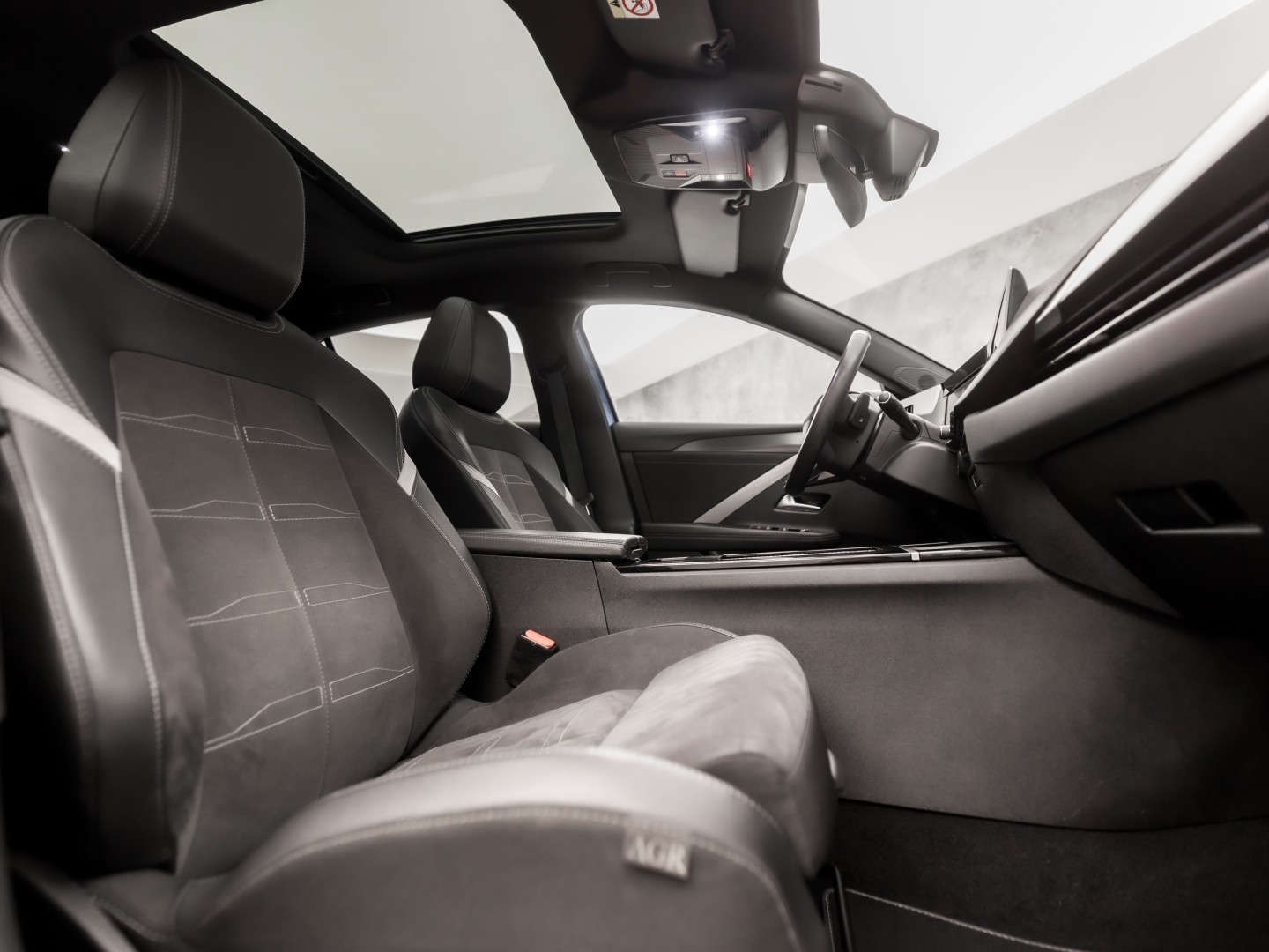 Opel Astra 1.2 Turbo Ultimate Automaat (PANORAMADAK, 1e EIGENAAR, AGR STOELEN, APPLE CARPLAY, GROOT NAVI, MEMORY SEATS, 360 CAMERA, STUUR/STOELVERWARMING, LEDER/ALCANTARA, CRUISE, NIEUWSTAAT)