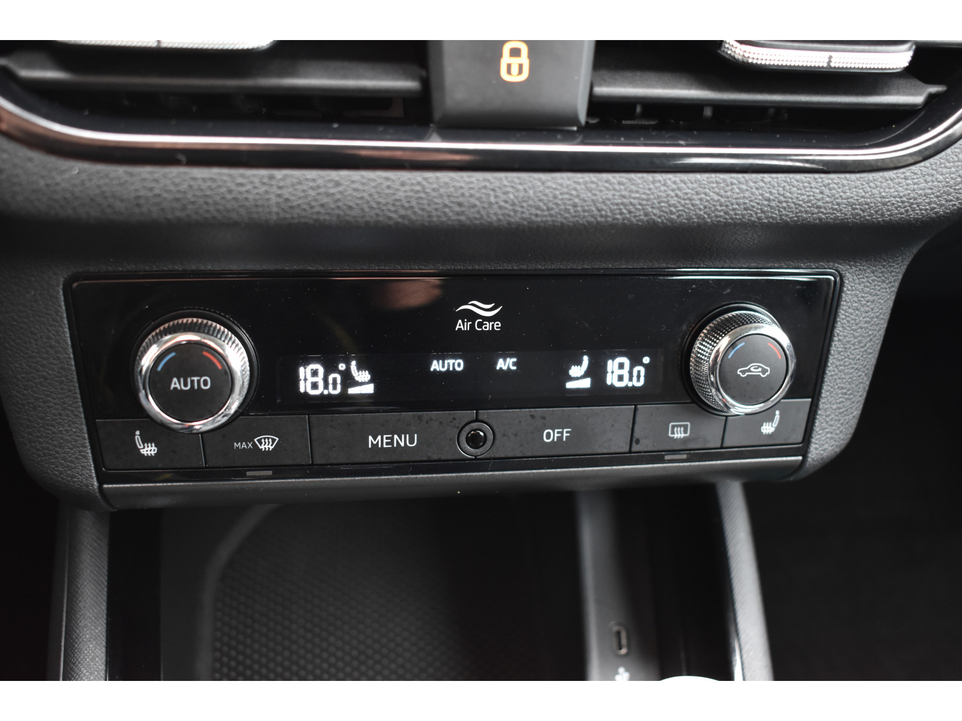 ŠKODA Scala 1.0 TSI Ambition Automaat Carplay Navigatie Front/lane assist Stoelverwarming Parkeer sensoren
