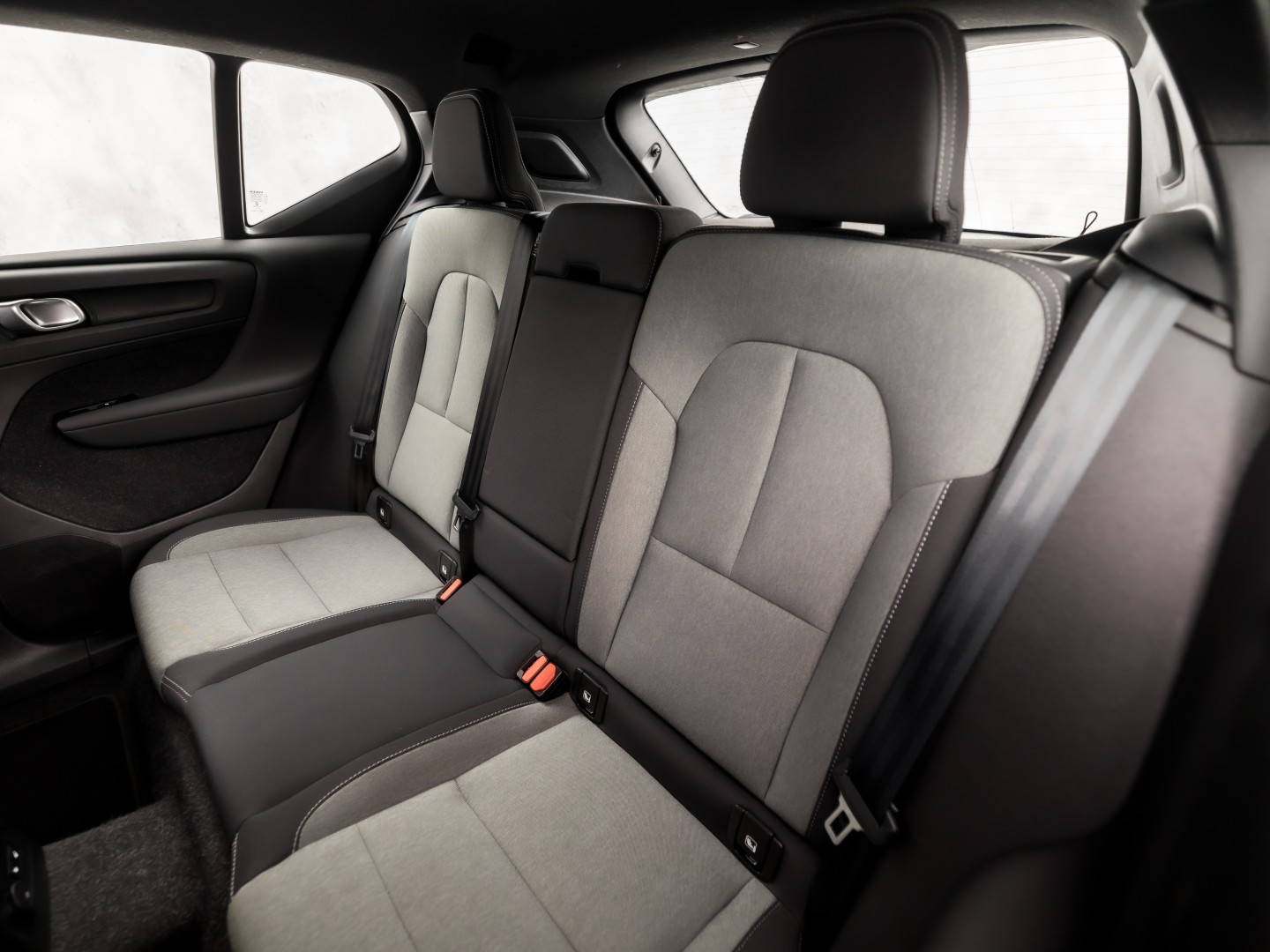 Volvo XC40 1.5 T4 Recharge Inscription 211Pk Automaat (APPLE CARPLAY, STUUR/STOELVERWARMING, MEMORY SEATS, CAMERA, STOELVERWARMING ACHTER, KEYLESS, GETINT GLAS, ELEK ACHTERKLEP, ZWART HEMEL, NIEUWSTAAT)