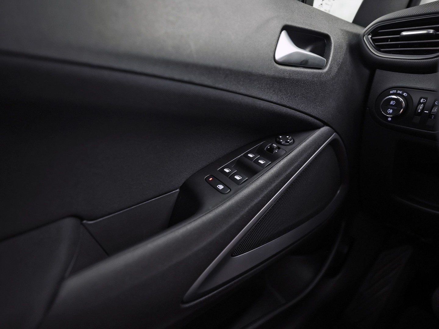 Opel Crossland X 1.2 Sport (APPLE CARPLAY, GROOT NAVI, LM VELGEN, CRUISE, SPORTSTOELEN, PARKEERSENSOREN, NIEUWE APK, NIEUWSTAAT)