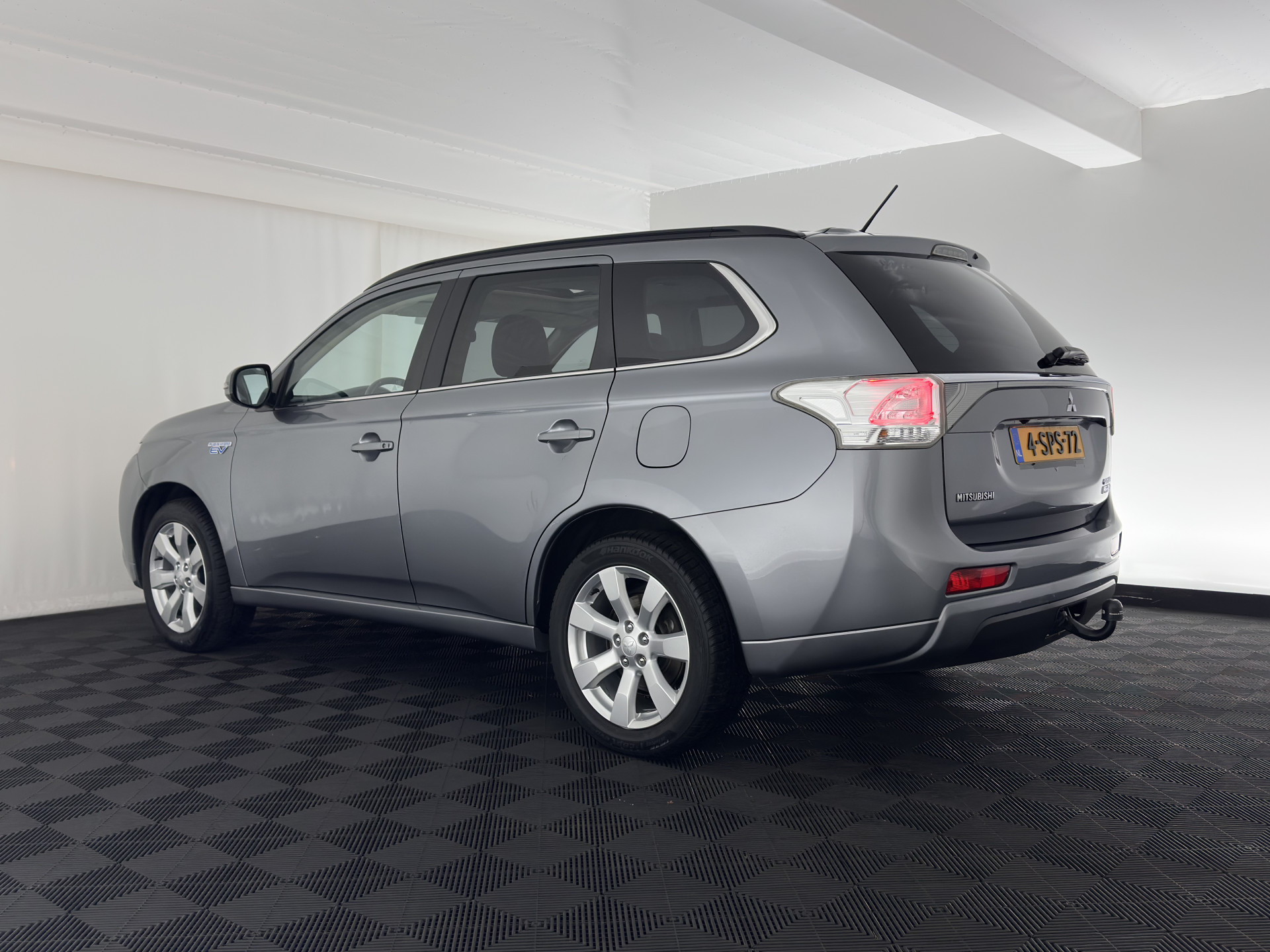 Mitsubishi Outlander 2.0 PHEV Instyle AWD  (Plug-In) (INCL-BTW) Aut *PANO | LEATHER | XENON | NAVI-FULLMAP | KEYLESS | CAMERA | HEATED-COMFORTSEATS | ECC | SHIFT-PADDLES | PDC | CRUISE | PRIVACY-GLASS | DAB | TOWBAR | ROCKFORD-AUDIO |  18"ALU*