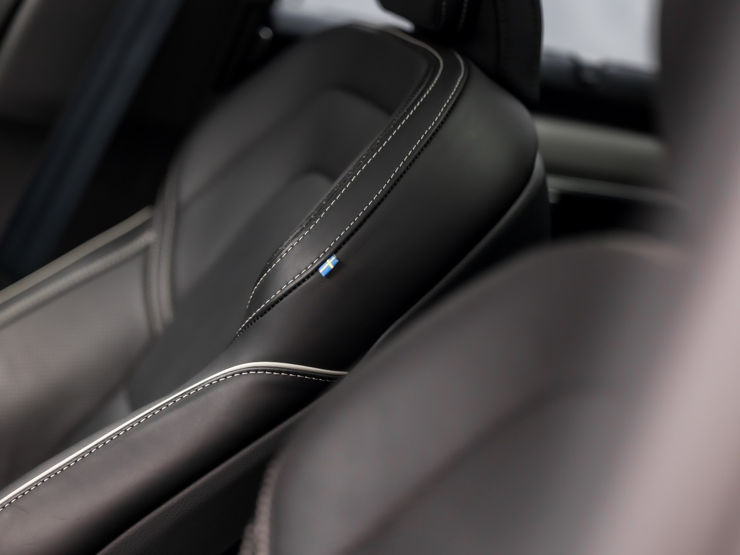 Volvo V90 2.0 T6 Plug-in hybrid AWD Ultimate Dark 350Pk Automaat (PANORAMADAK, HARMAN/KARDON, LUCHTVERING, MEMORY SEATS, 360 CAMERA, HEAD-UP DISPLAY, STUUR/STOELVERWARMING, ZWART HEMEL, NIEUWSTAAT)