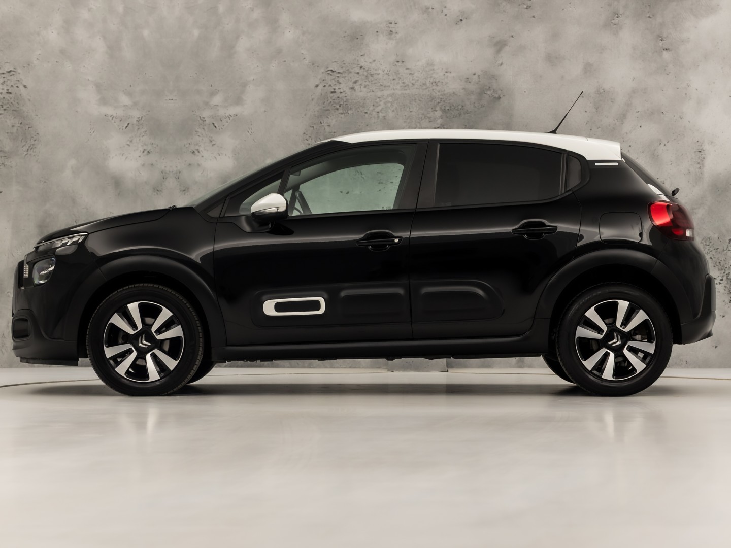 Citroën C3 1.2 PureTech Shine Sport Automaat (APPLE CARPLAY, GROOT NAVI, CAMERA, LEDER, STOELVERWARMING, SPORTSTOELEN, GETINT GLAS, CRUISE, NIEUWSTAAT)