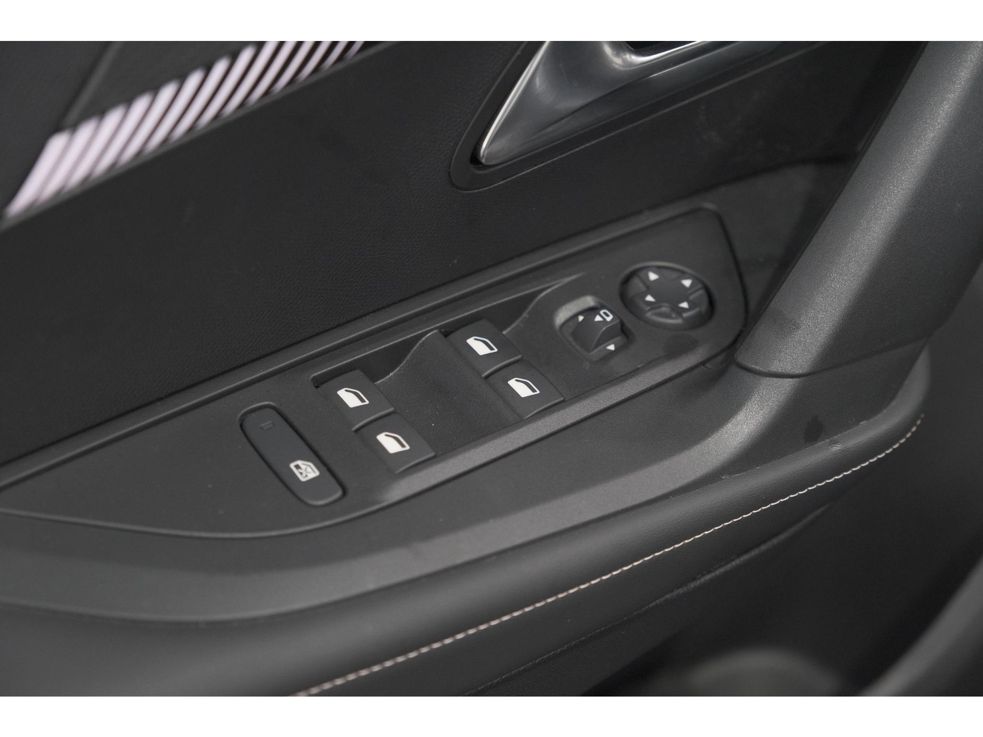 Peugeot 2008 PureTech 100 Allure | Apple Carplay | Parkeersensoren | Climate control