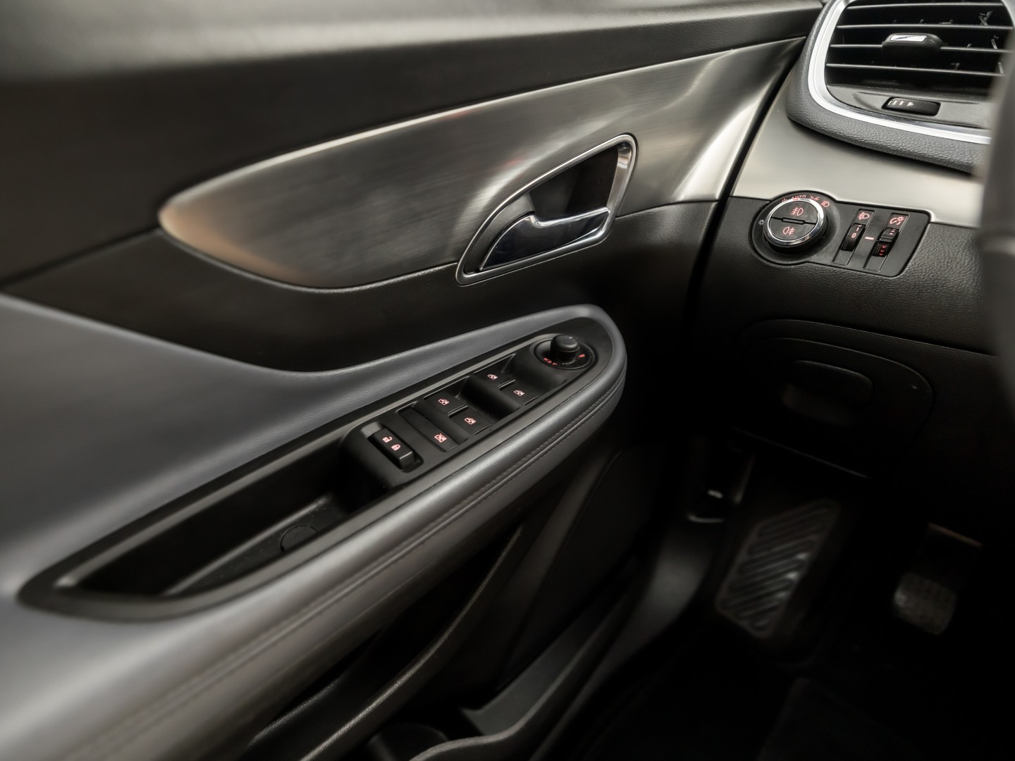 Opel Mokka 1.4 Innovation Sport 140Pk (CLIMATE, GETINT GLAS, SPORTSTOELEN, PARKEERSENSOREN, CRUISE, NIEUWSTAAT)