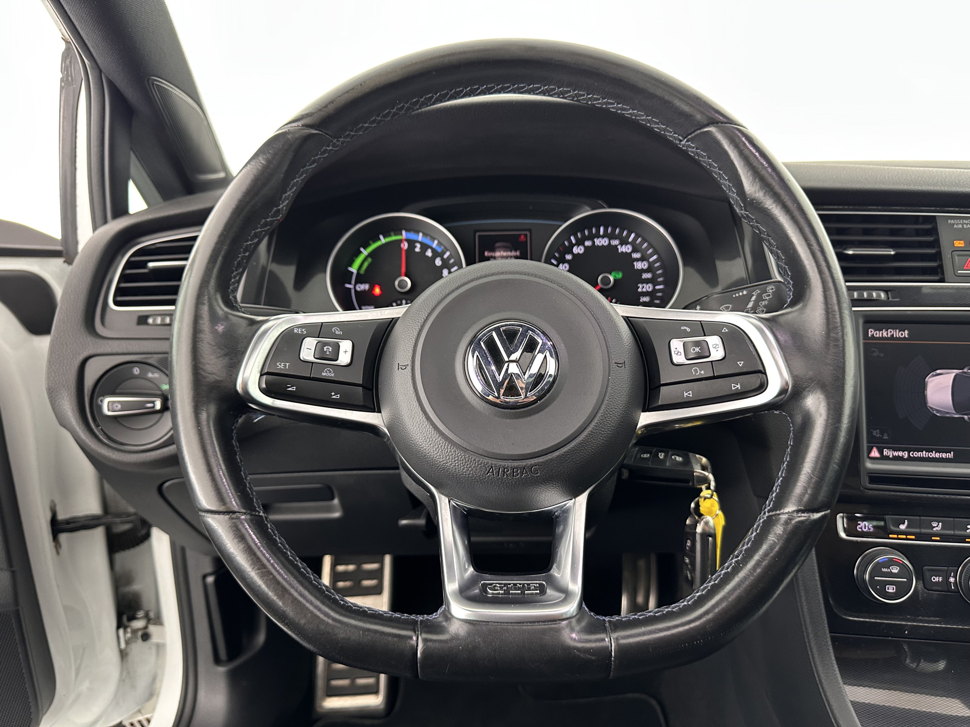Volkswagen Golf 1.4 TSI GTE Executive-Plus-Pack Aut. *PANO | FULL-LED | LEATHER | LANE-ASSIST | BLIND-SPOT | ADAPTIVE-CRUISE | CAMERA | DAB | NAVI-FULLMAP | ECC | SHIFT-PADDLES | PDC | HEATED-SPORTSEATS | PRIVACY-GLASS | 18"ALU*