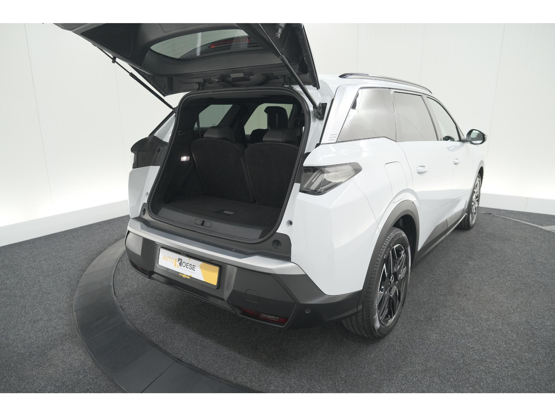 Peugeot 5008 Hybrid 136 e-DCS6 Allure | 7 Zitplaatsen | Camera | Stoelverwarming | Panoramic Navigation pack